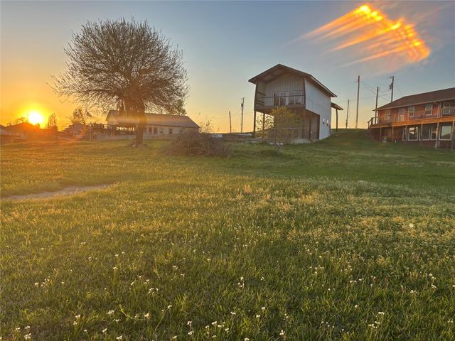 512 Laurel Cove W, Onalaska, TX 77360