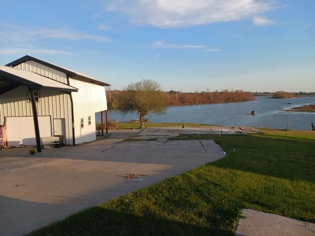 512 Laurel Cove W, Onalaska, TX 77360