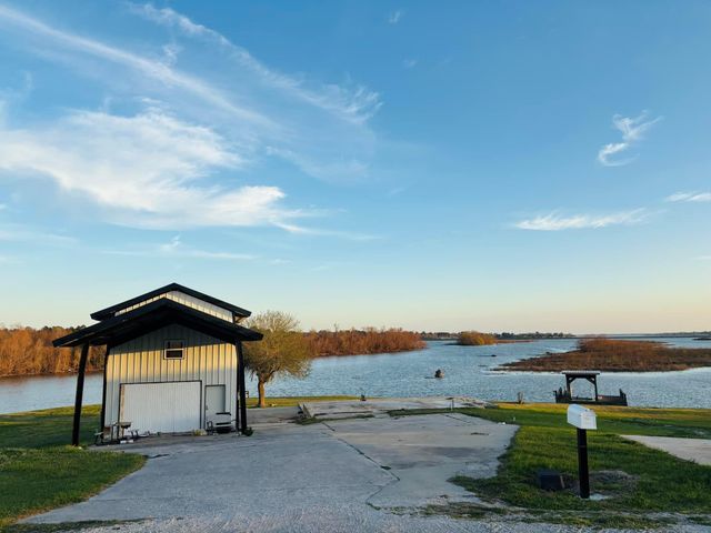 512 Laurel Cove W, Onalaska, TX 77360