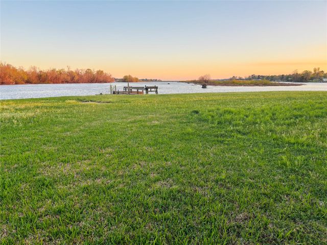 512 Laurel Cove W, Onalaska, TX 77360