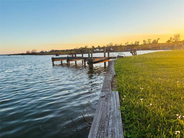 512 Laurel Cove W, Onalaska, TX 77360