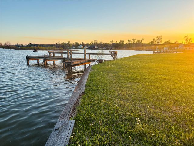 512 Laurel Cove W, Onalaska, TX 77360