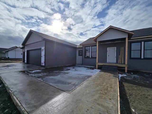13366 Meadow Creek St, Williston, ND 58801