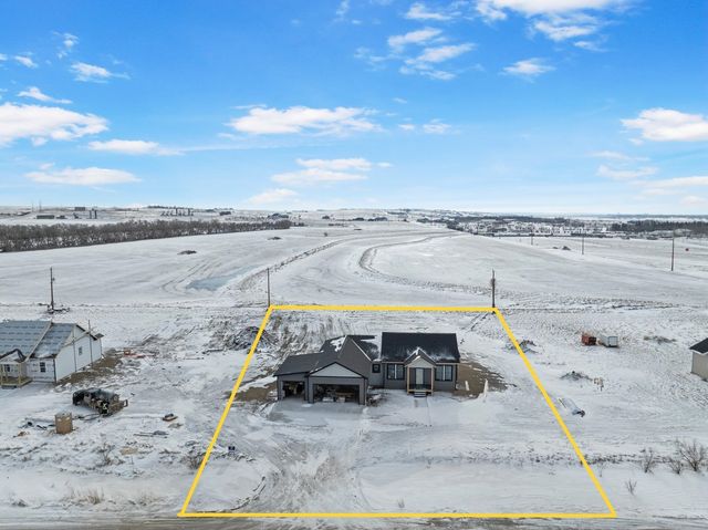 13366 Meadow Creek St, Williston, ND 58801