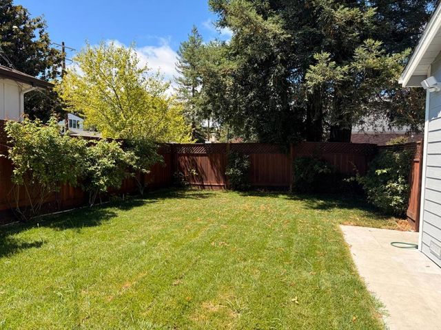 2121 Valparaiso Avenue, Menlo Park, CA 94025
