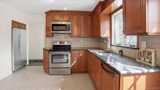 23 Hartley Road, Great Neck, NY 11023