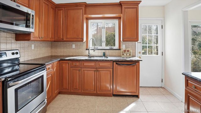 23 Hartley Road, Great Neck, NY 11023