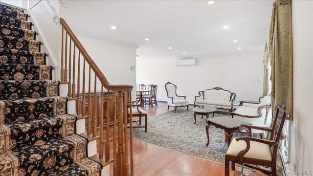 23 Hartley Road, Great Neck, NY 11023