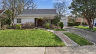 23 Hartley Road, Great Neck, NY 11023