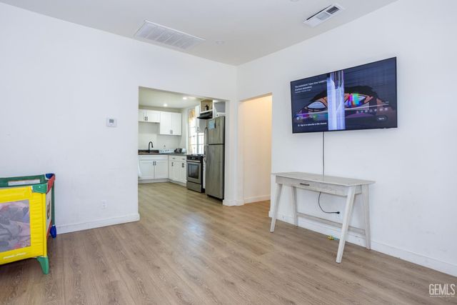 220 E 7th Street, Bakersfield, CA 93307