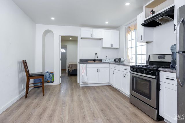 220 E 7th Street, Bakersfield, CA 93307