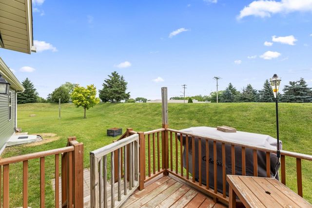 W1401 Stoney Brook COURT, Ixonia, WI 53036