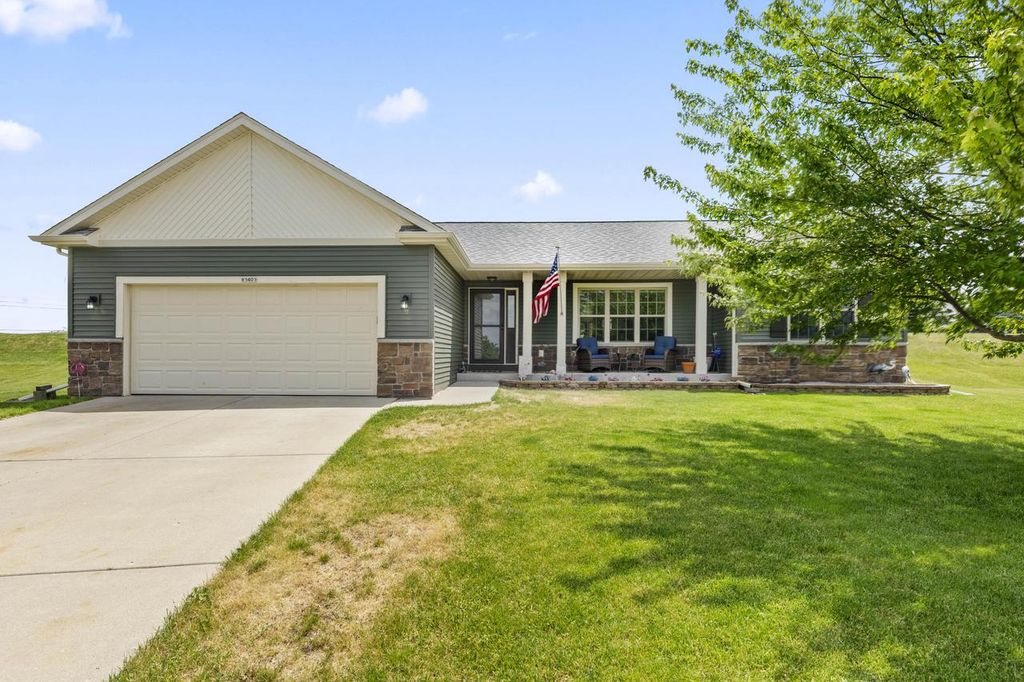 W1401 Stoney Brook COURT, Ixonia, WI 53036