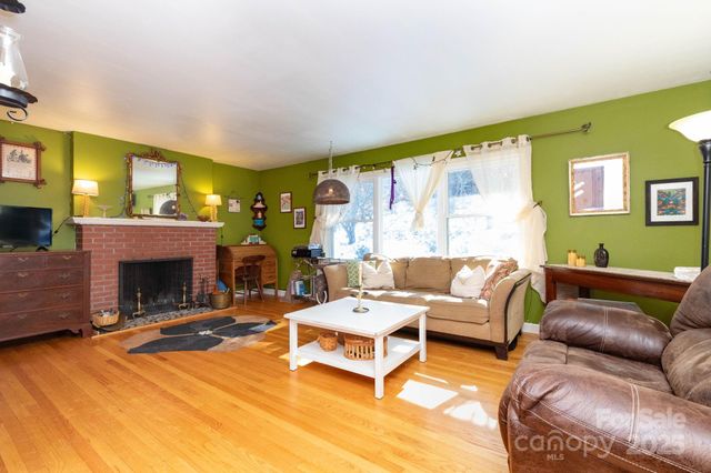 1115 Bee Tree Road, Swannanoa, NC 28778