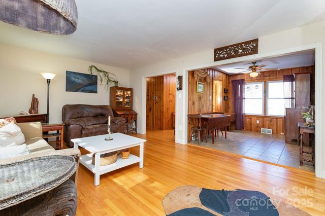 1115 Bee Tree Road, Swannanoa, NC 28778