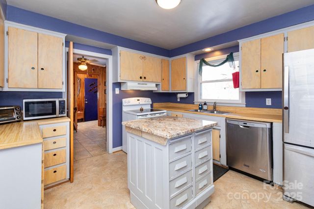 1115 Bee Tree Road, Swannanoa, NC 28778