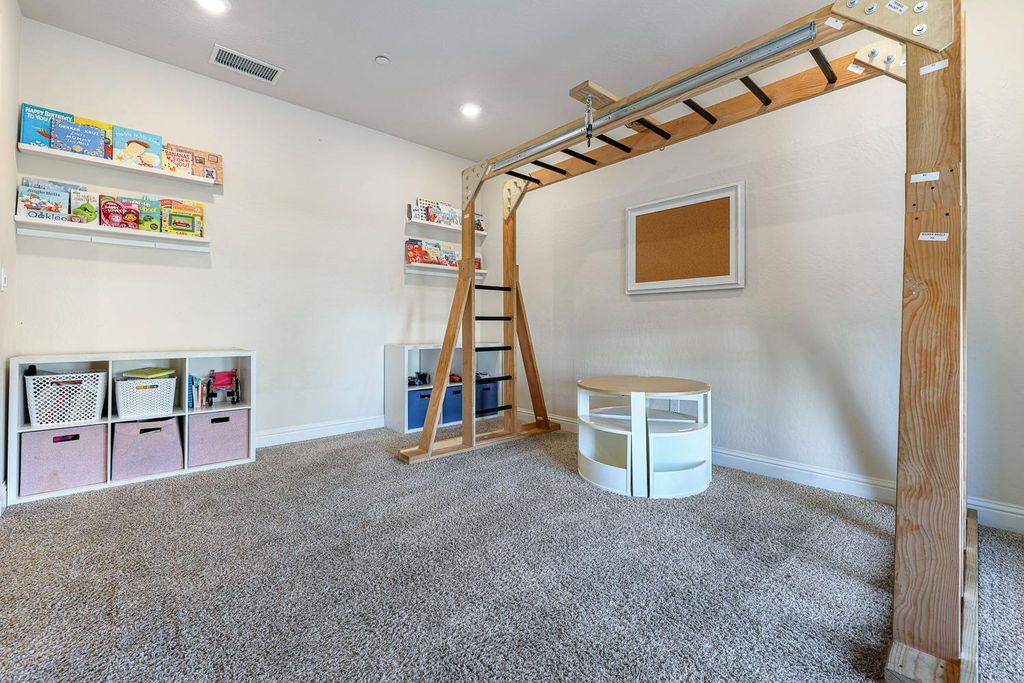 Image 11 of property listing at 6883 E Robinson Avenue, Fresno, CA 93727