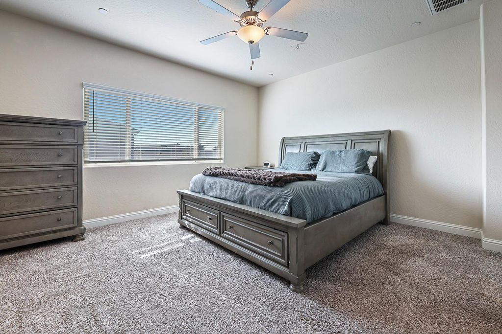 Image 12 of property listing at 6883 E Robinson Avenue, Fresno, CA 93727