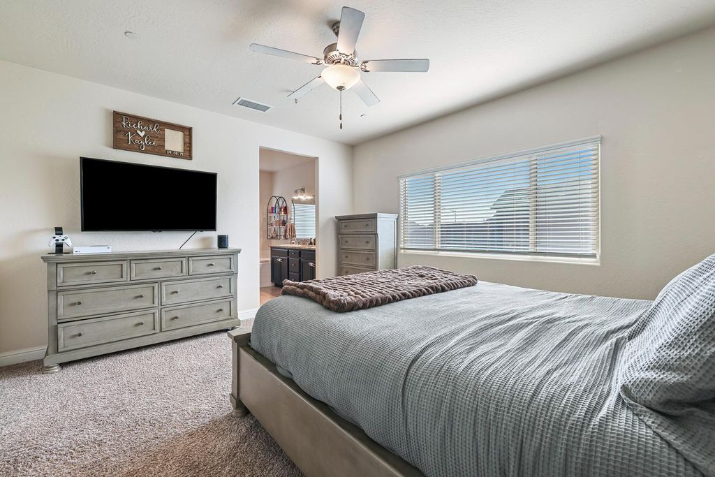 Image 13 of property listing at 6883 E Robinson Avenue, Fresno, CA 93727