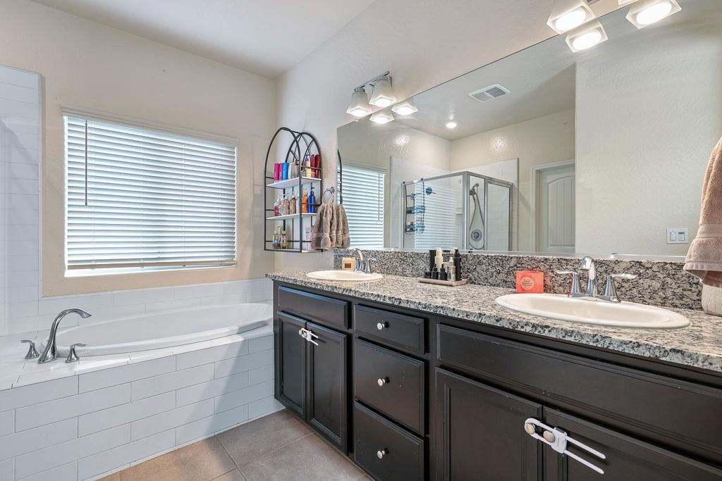 Image 15 of property listing at 6883 E Robinson Avenue, Fresno, CA 93727