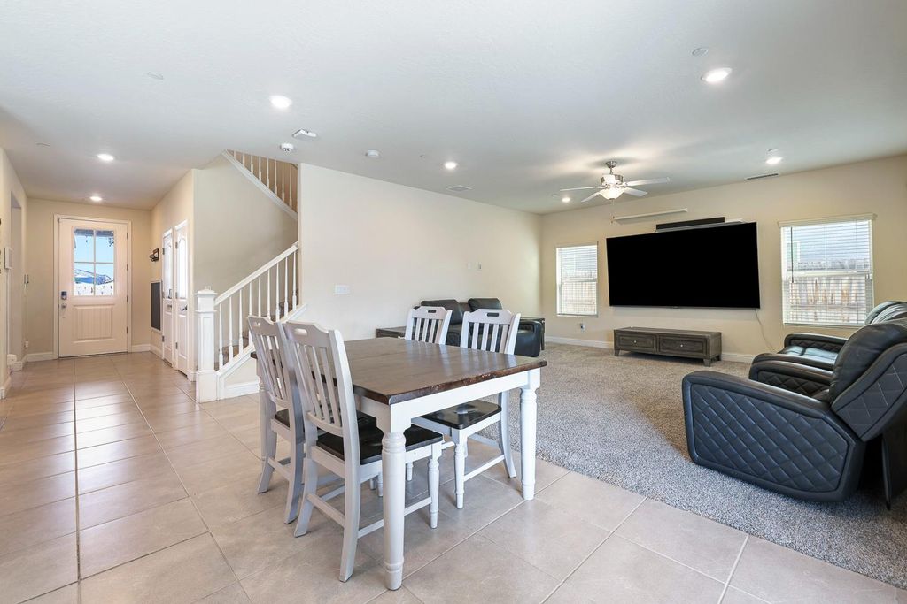 Image 2 of property listing at 6883 E Robinson Avenue, Fresno, CA 93727