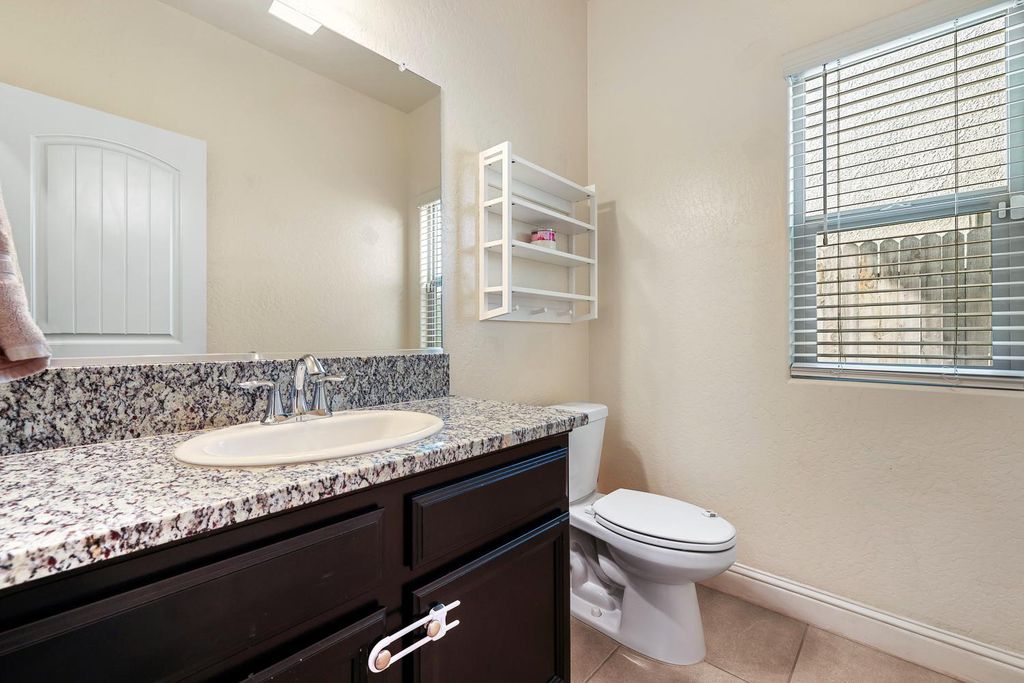 Image 24 of property listing at 6883 E Robinson Avenue, Fresno, CA 93727