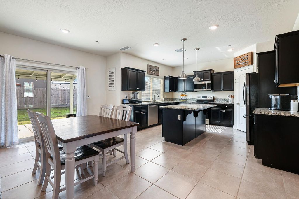 Image 3 of property listing at 6883 E Robinson Avenue, Fresno, CA 93727