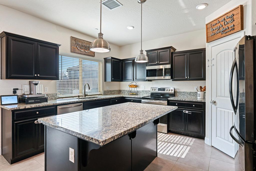 Image 4 of property listing at 6883 E Robinson Avenue, Fresno, CA 93727