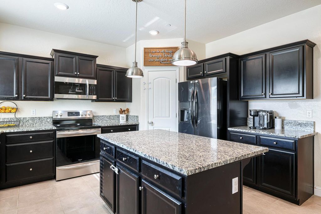 Image 5 of property listing at 6883 E Robinson Avenue, Fresno, CA 93727