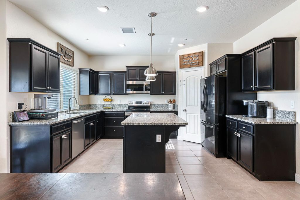 Image 6 of property listing at 6883 E Robinson Avenue, Fresno, CA 93727