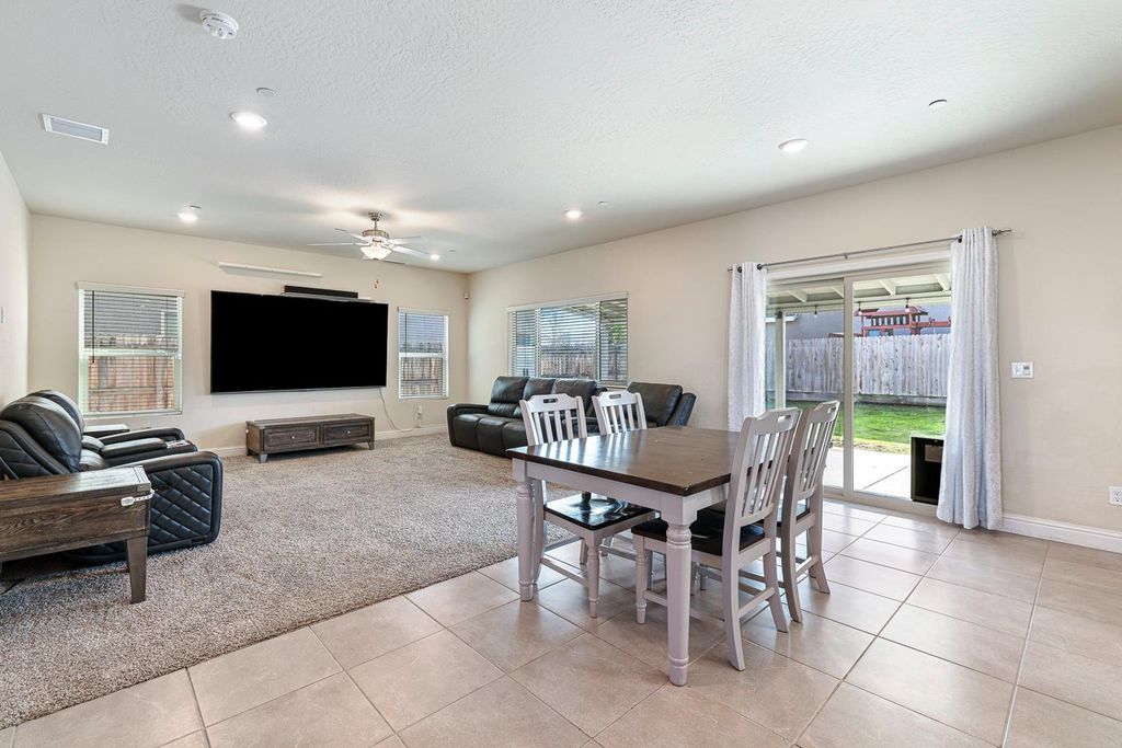 Image 7 of property listing at 6883 E Robinson Avenue, Fresno, CA 93727