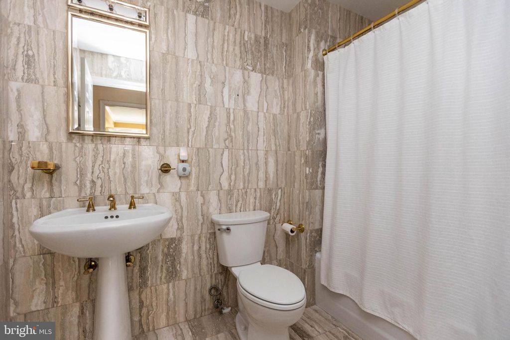 Image 26 of property listing at 3801 CANTERBURY RD #816, Baltimore, MD 21218