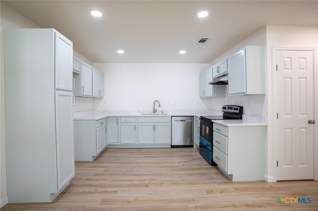 906 E Crestwood Drive, Victoria, TX 77901