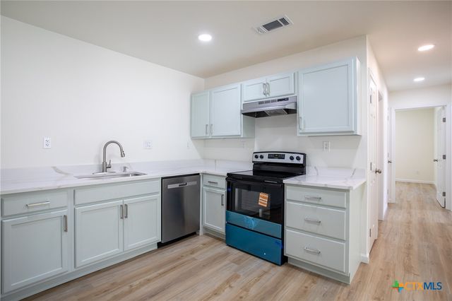 906 E Crestwood Drive, Victoria, TX 77901