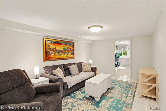 6317 Kevin Drive, Brighton, MI 48116