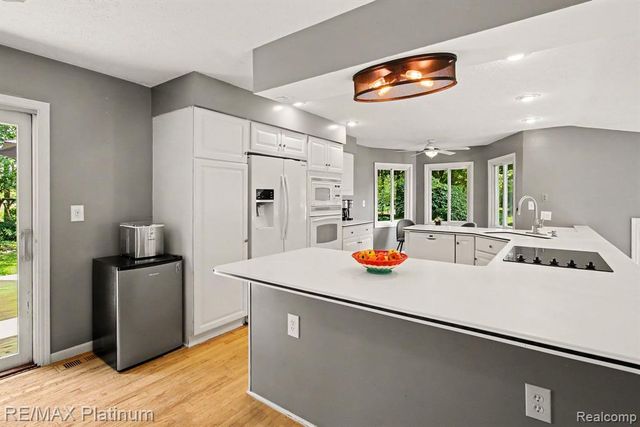 6317 Kevin Drive, Brighton, MI 48116