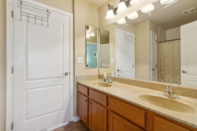 391 Lake Run Lane, North Aurora, IL 60542