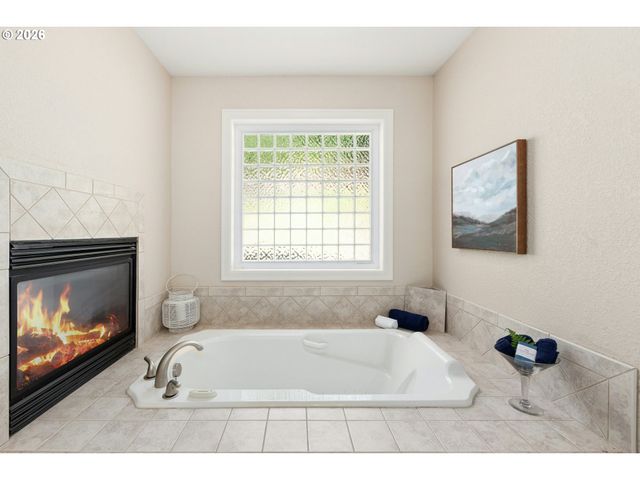 10523 Se CHARLOTTE Dr, Happy Valley, OR 97086