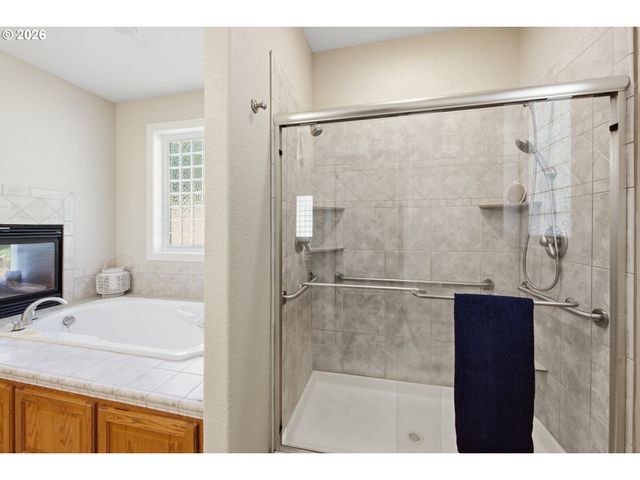 10523 Se CHARLOTTE Dr, Happy Valley, OR 97086