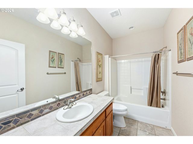 10523 Se CHARLOTTE Dr, Happy Valley, OR 97086