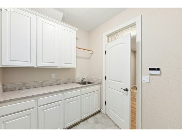 10523 Se CHARLOTTE Dr, Happy Valley, OR 97086