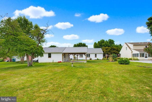24 W DENLINGER AVE, Strasburg, PA 17579