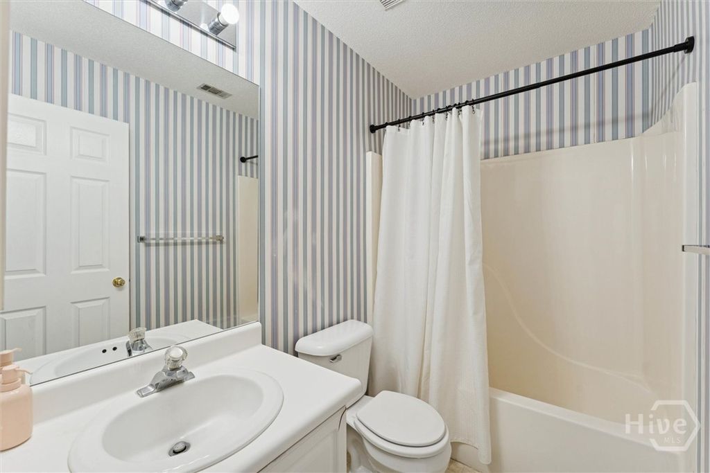 Image 12 of property listing at 211 Edgewater Road, Savannah, GA 31406