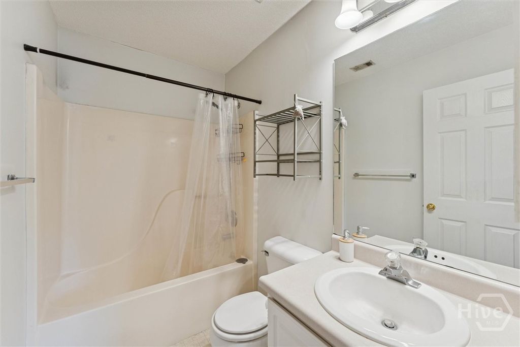 Image 16 of property listing at 211 Edgewater Road, Savannah, GA 31406