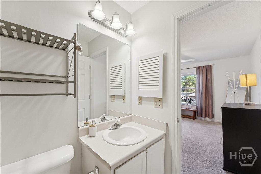 Image 17 of property listing at 211 Edgewater Road, Savannah, GA 31406