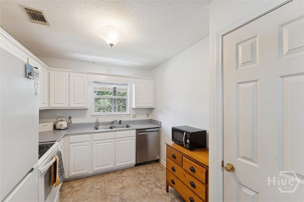 Image 6 of property listing at 211 Edgewater Road, Savannah, GA 31406