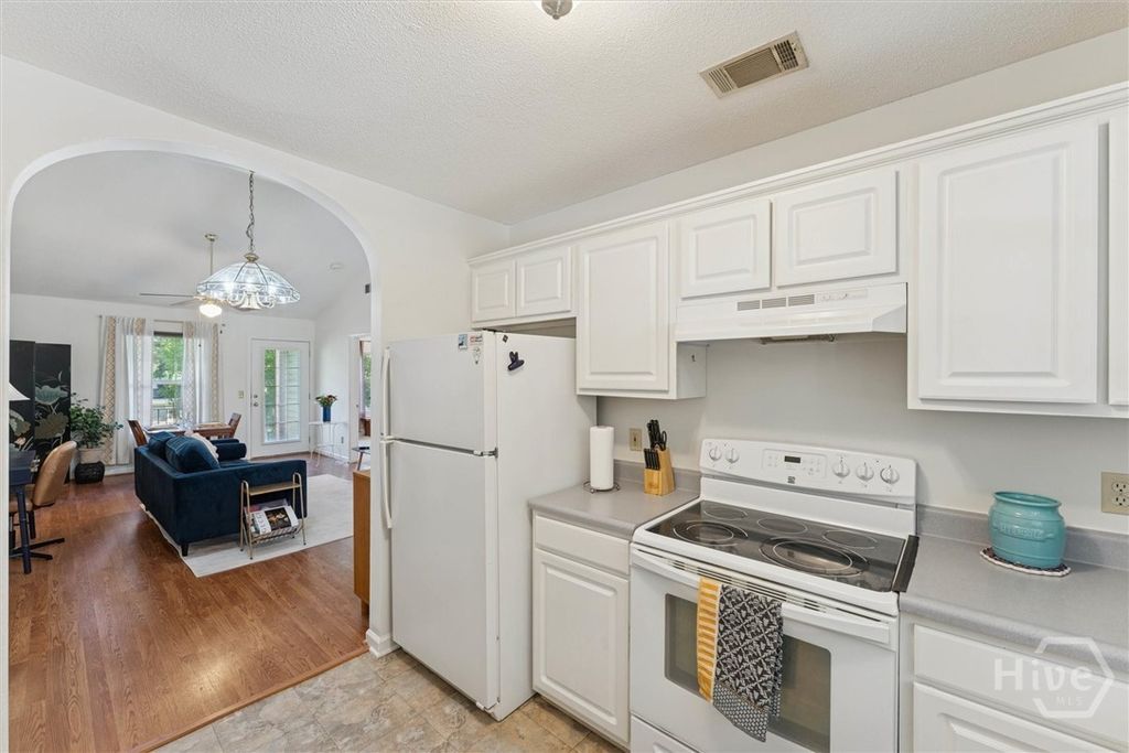 Image 8 of property listing at 211 Edgewater Road, Savannah, GA 31406