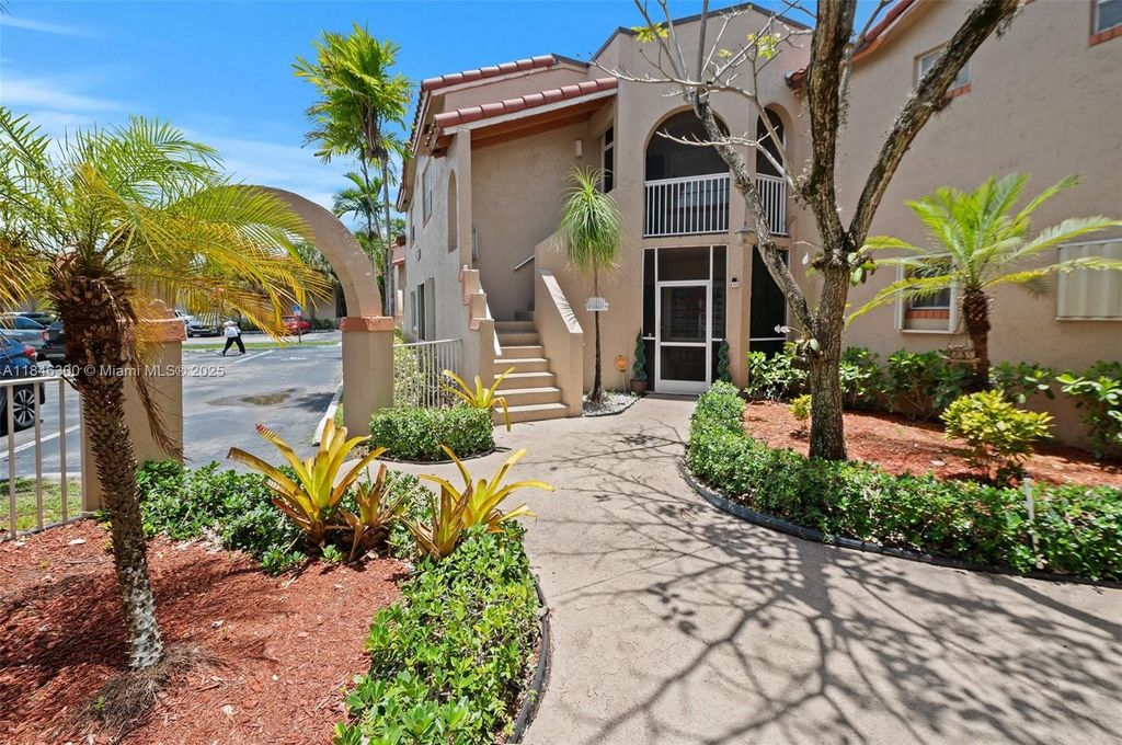 365 SW 86th Ave 103, Pembroke Pines, FL 33025