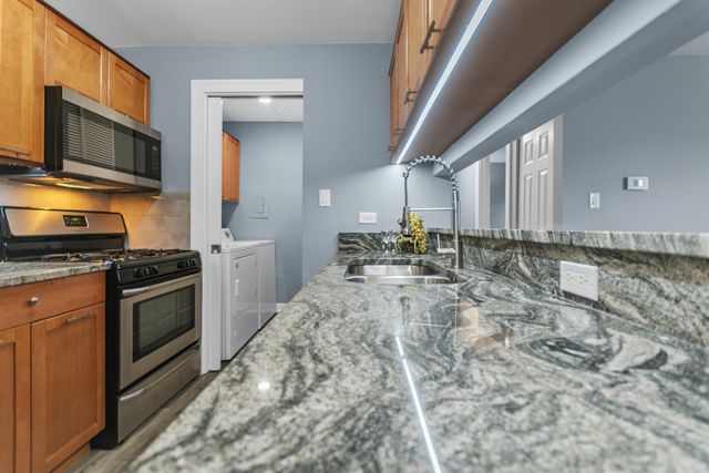 7950 163rd Place 18, Tinley Park, IL 60477