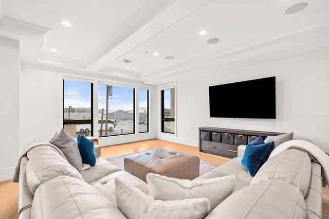 377 W 1st St 3, Boston, MA 02127